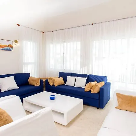 Pristine 4Br Beachfront Getaway With Pool & Rooftop